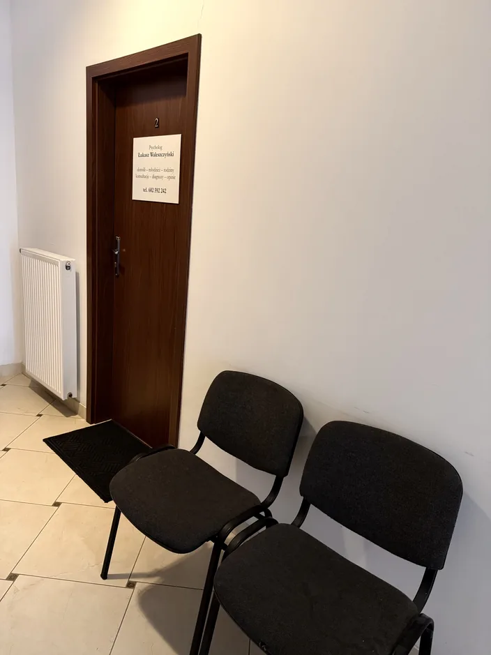 Korytarz i miejsce do siedzenia przed wejściem do gabinetu